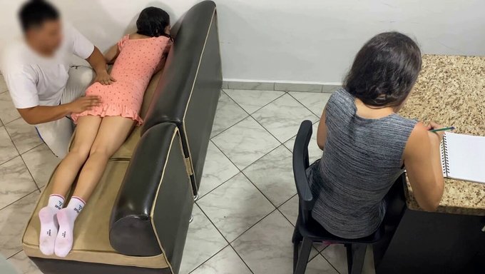 Dövmeli Milf Arkadaşının Elleriyle Sert Ve Sertleşiyor