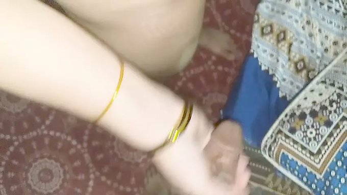 18 Yaşındaki Hintli Genç, Sali Nay Jija Ile El Işi Ve Seksin Tadını Çıkarıyor