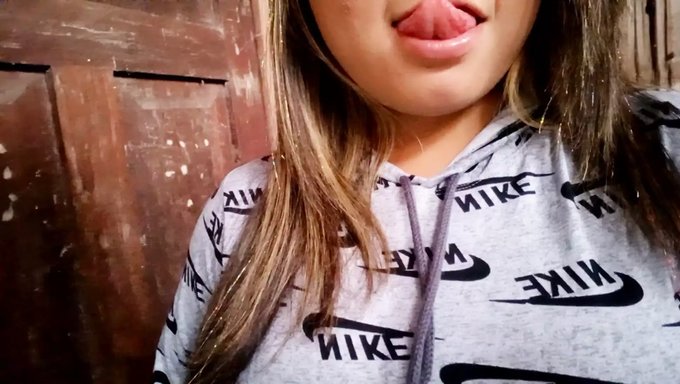 Büyük Doğal Göğüsler Ve Doğal Güzellik Ev Yapımı Porno Videosunda Sergileniyor