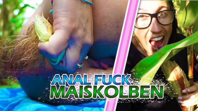 Alman Milf, Halka Açık Bir Ortamda Kıçını Siktiriyor