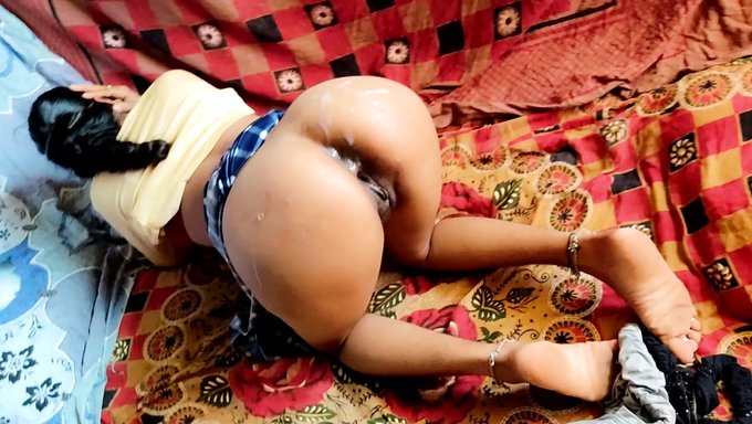 Büyük Göğüslü Desi Çifti Ev Yapımı Videoda Kirleniyor