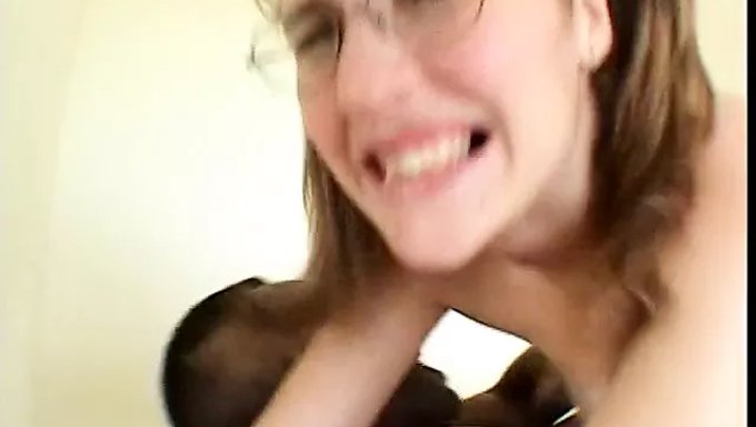 Irklararası Sahnede Porno Yıldızı, Oral Ve Boşalmalarla