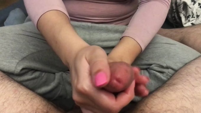 Nazikçe Okşama: Çekici Pembe Tırnaklarla Duygusal Bir El Işi