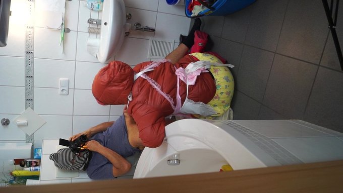 Alman Bir Fetişistin Penis Ovup Servis Ettiği Hd Video