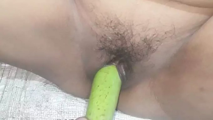 Hindistan'Da Bir Köy Kızı, Erkek Arkadaşının Yardımıyla Cinsel Arzularına Kendini Kaptırıyor.