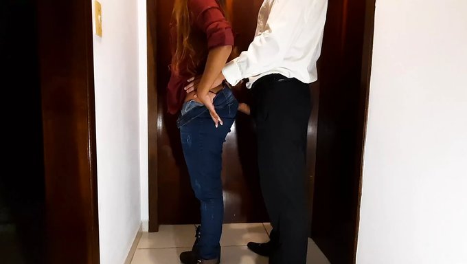 Siyah Güzellik, Mesai Sonrası Patronun Aletini Alıyor Ve Kıçına Alıyor.