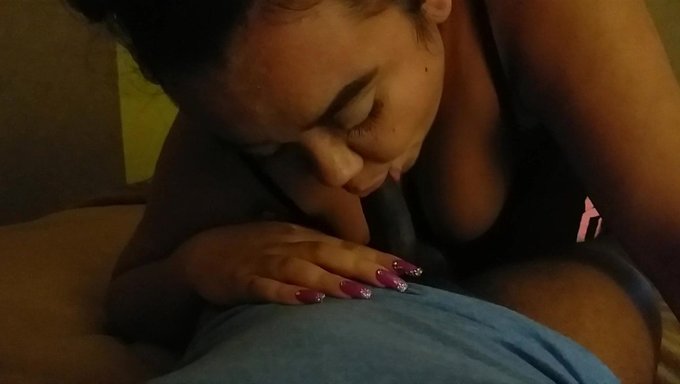 Latina Bir Kadın, Bir Otel Odasında Duygusal Bir Sakso Çekiyor