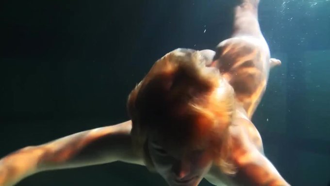 Bikini Bebekler Sularda Oynaşıyor Ve Islanıyor Ve Vahşi