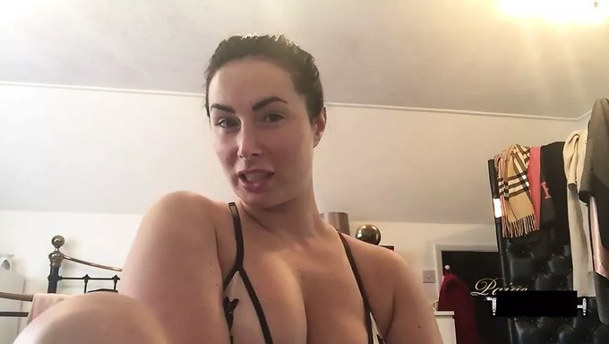 Büyük Kalçalı Paige Turnah Sana Mastürbasyon Yapmayı Öğretiyor