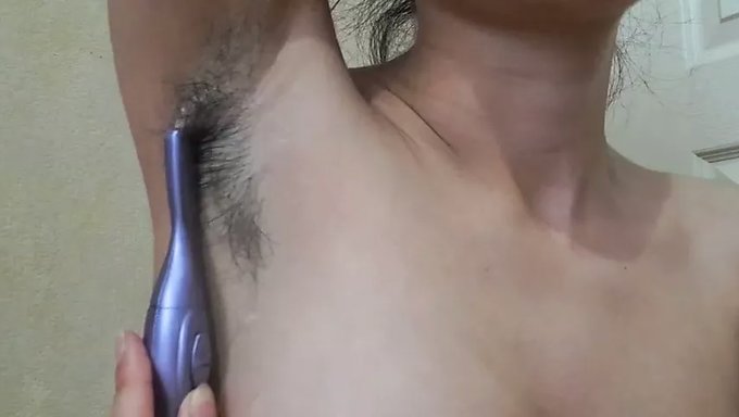 Göğüslü 18+ Genç Kızın Tüylü Amı Yalatılıyor
