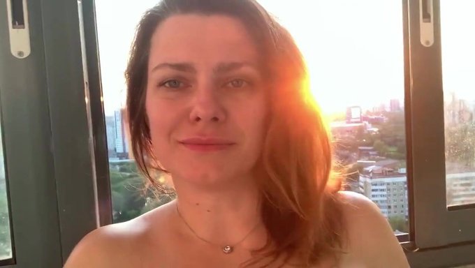 Milf Açık Havada Mastürbasyon Yapıyor Ve Sakso Çekiyor