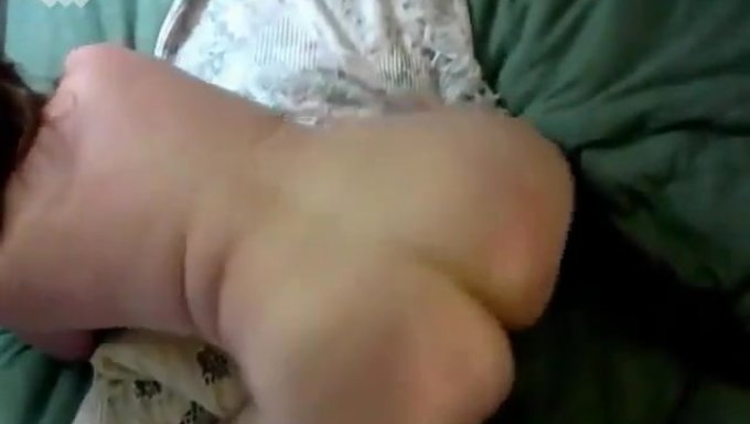 Büyük Popolu Ve Yastıkla Zıplayan Tek Başına Kadın Mastürbasyonu
