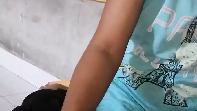 Hintli Kız El Işi Yapıyor Ve Boşalma Alıyor