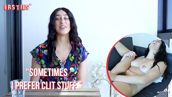 Doğal Büyük Memeli Genç Bir Güzellik, Solo Zevk, Parmak Oyunu Ve Oyuncak Yerleştirme