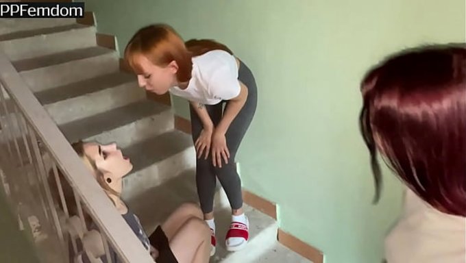 Kızlar Bu Lezbiyen Sahnede Tükürükleniyor Ve Kül Tablası Gibi Kullanılıyor.