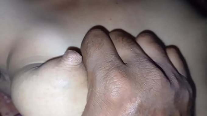Zayıf Temizlikçi, Spor Salonunda Bir Adam Tarafından Sertçe Beceriliyor.