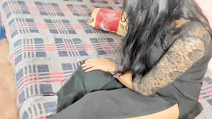 Bikinili Güzel Bir Hint Gençle Mastürbasyon