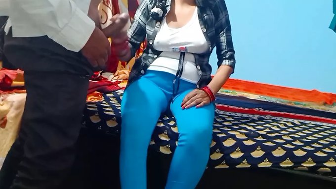 Hintli Kız Arkadaş Yatak Odasında Sakso Çekiyor Ve Sikişiyor