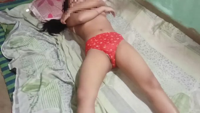 Hintli Erkek Arkadaşı Kız Arkadaşına El Işi Yapıyor Ve Boşalıyor
