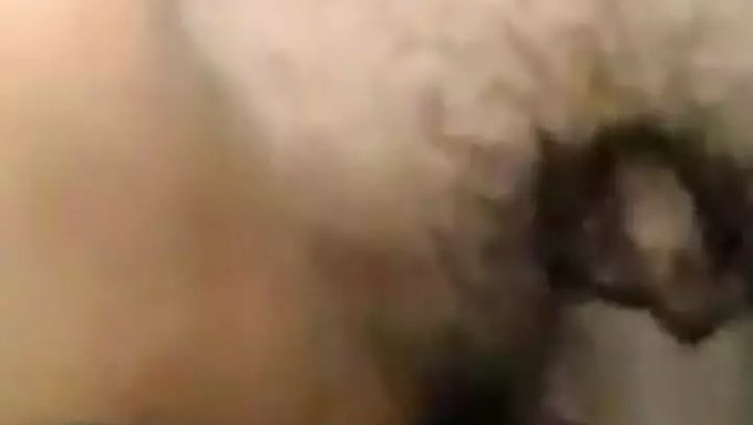 Bir Milf Karısı, Kocasının Arkadaşından Sürpriz Bir Sakso Alır.