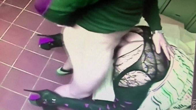 Eşcinsel Adam, Crossdresser Tarafından Anal Olarak Beceriliyor