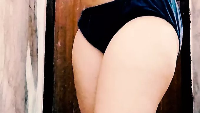 18+ Yaşındaki Genç Hintçe Parmaklanıyor Ve Içine Boşalıyor