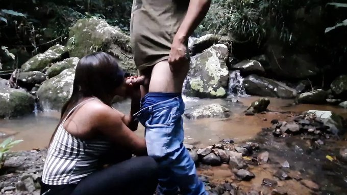 Genç (18+) Bir Şelalede Sakso Çekmekten Keyif Alıyor