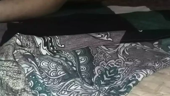 Hintli Çift Inleyerek Ve Cowgirl Pozisyonunda Sert Seksin Tadını Çıkarıyor