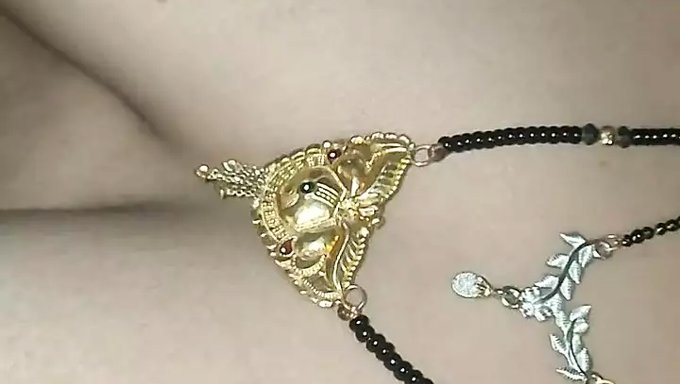 Desi Telugu Bhabhi'Nin Bikinili Sert Sikişi