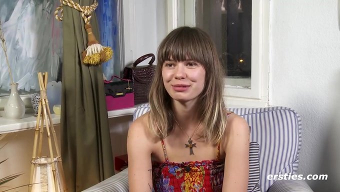 Esmer Güzellik, Porno Ve Parmak Oyunlarıyla Solo Zevkin Tadını Çıkarıyor.