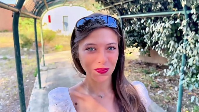 Genç Kız Hiç Utanmadan Ve Kötü Davranıyor.