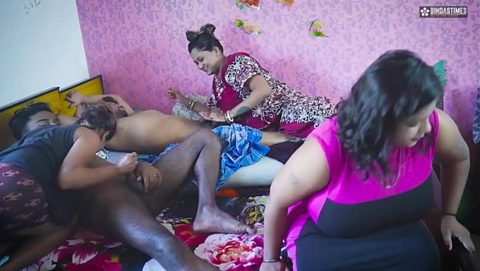 Hintli Kızlar Ateşli Bir Gang Bang Için Hazır