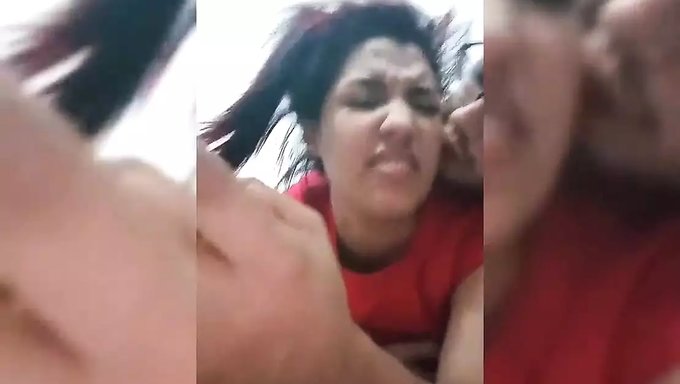 Büyük Meme Uçlarına Ve Kalçalara Sahip Amatör Bir Genç Kız Aşağı Iniyor Ve Kirli