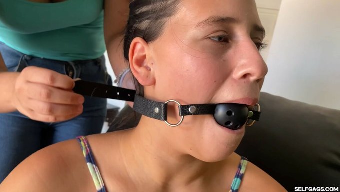 18+ Kuzeni Bdsm'Yi Ip Bağlama Ve Top Gag Ile Keşfediyor