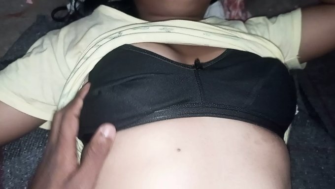 Hintli Kız Bir Gloryhole'Da Içine Boşalıyor