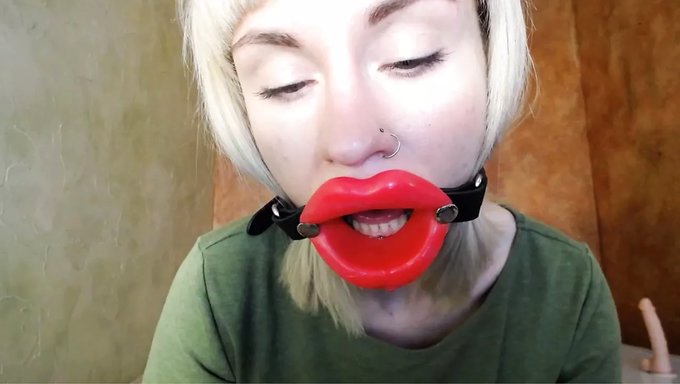 Yakın Çekimde Yakın Çekim Ile Ağız Sulandıran Dildo Blowjob