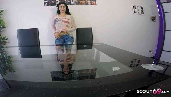 Alman Amatör Çift, Kondomlarla Sert Anal Seksin Tadını Çıkarıyor