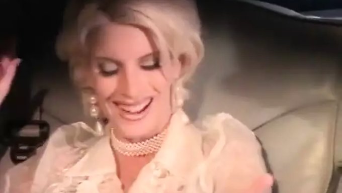 Göğüslü Milf Arka Koltukta Yüzüne Ve Götüne Sikişiyor