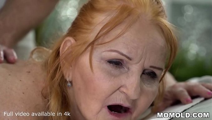 Ateşli Olgun Marianne, Genç Bir Masajcı Tarafından Fena Halde Beceriliyor.