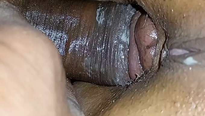 Büyük Popolu Üvey Kız Kardeş, Hintçe'De Sert Anal Sikiş Yapıyor
