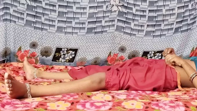 Genç (18+), Femdom Metresi Tarafından Acımasızca Parmaklanıyor Ve Beceriliyor