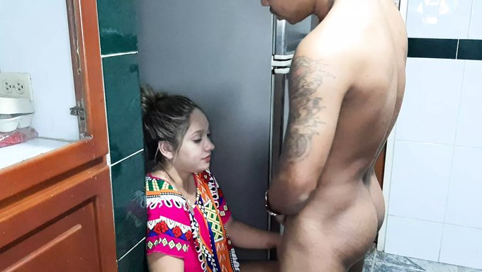Sarışın 18 Yaşındaki Üvey Kız Kardeşi Mutfakta Inanılmaz Bir Sakso Çekiyor