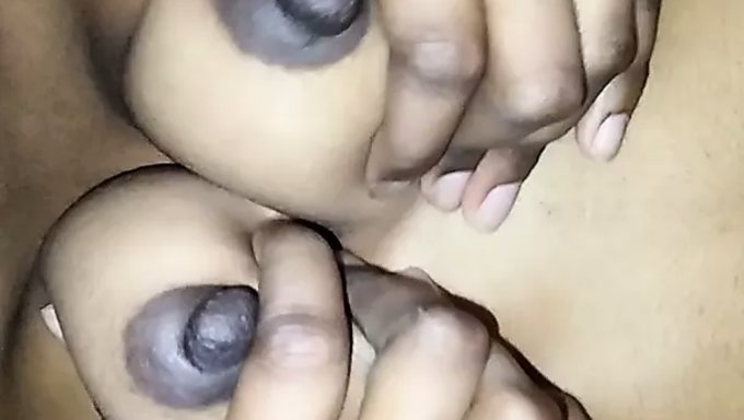 Hint Teyzelerinin, Büyük Üyesi Ve Meme Uçları Olan Oyo Otel Odasında Yaramaz Bir Kaçamağı