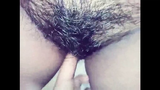 Büyük Doğal Göğüslü Genç Ev Yapımı Videoda Kendini Parmaklıyor