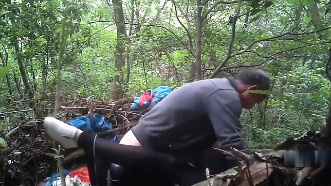 Asyalı Üvey Baba Ve Genç Fahişe Partneri Vahşi Bir Bareback Seansında