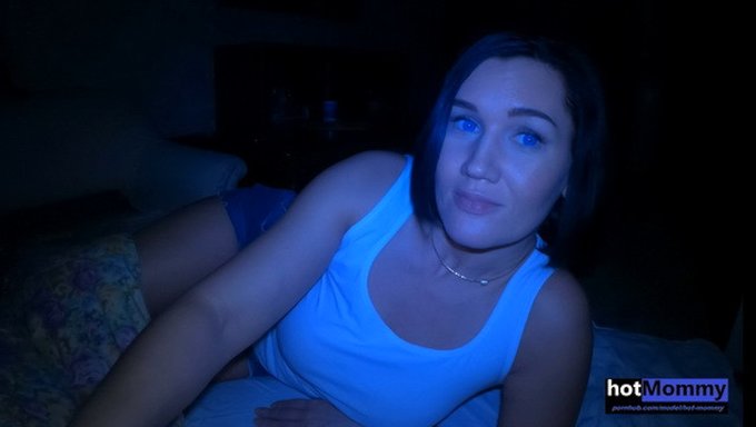 Büyük Göğüslü Milf Sakso Çekiyor Ve Amını Yalıyor