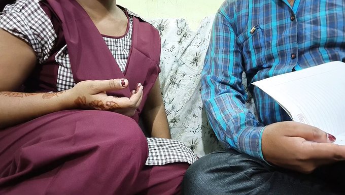 Okul Kızı Üniforması Giyen Hintli Üniversite Kızı, Üvey Kardeşi Tarafından Içine Boşalıyor