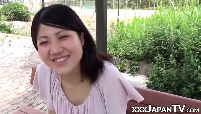 Sıvı Saçan Japon Güzeliyle Halka Açık Mastürbasyon Seansı