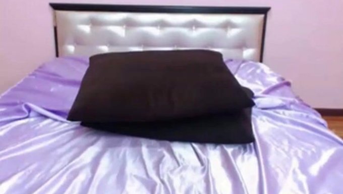 Asyalı Kızın Inanılmaz Mastürbasyon Becerileri