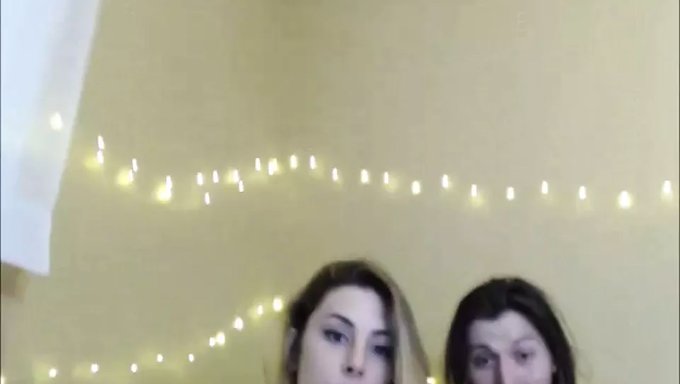 Iki Sıcak Trans Kadın Web Kamerasında Yaramazlık Yapıyor